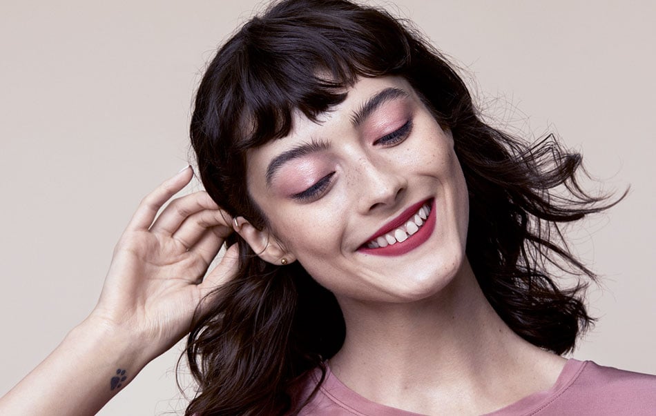 En kvinnlig modell som är sminkad med produkter från KICKS